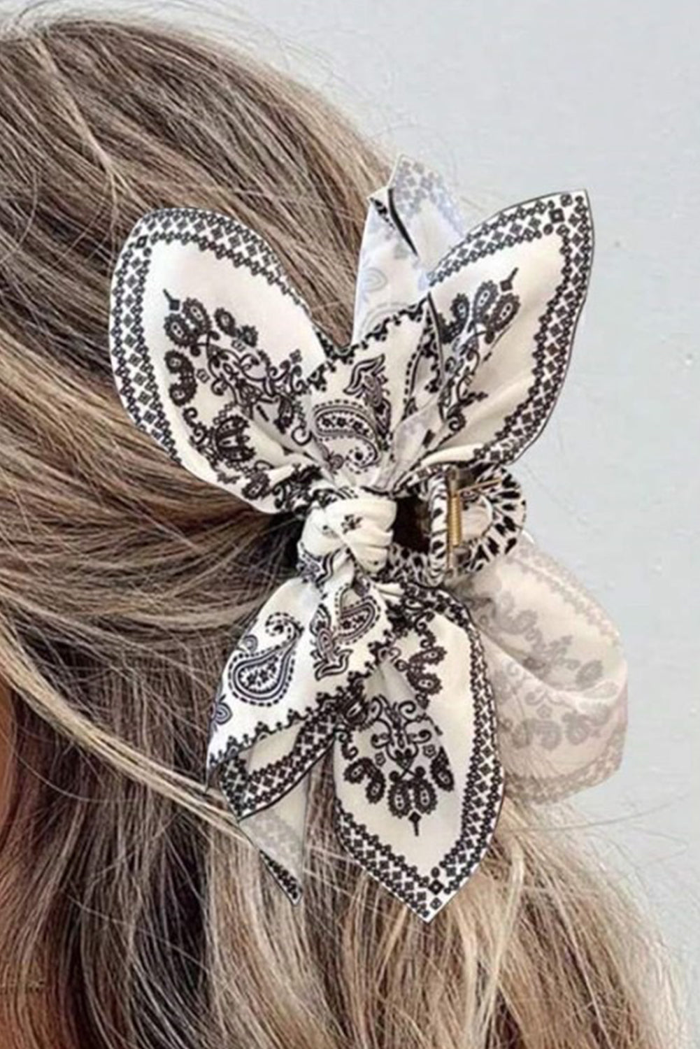 ブラックペイズリーフローラルプリントの蝶結びヘアクリップ